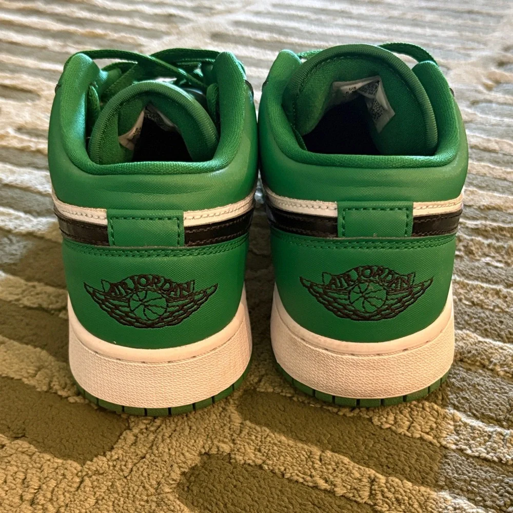 Nike Low-Top Sneakers — Green / White / Black